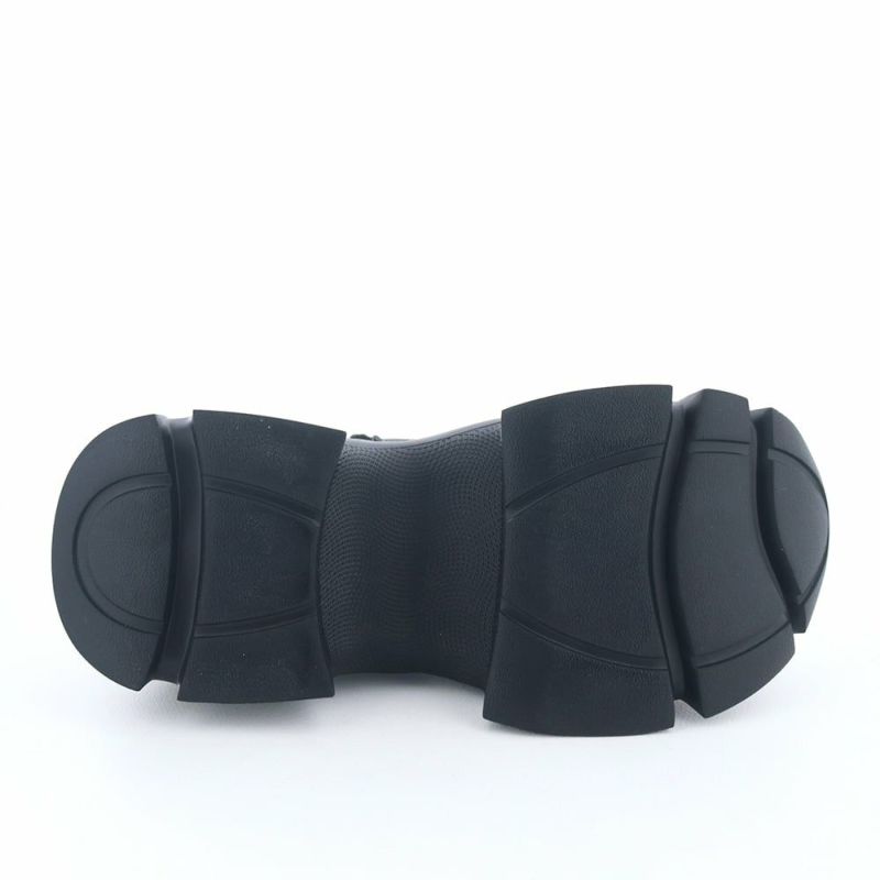 ソール全体に厚みがあり傾斜は3.0cmほど