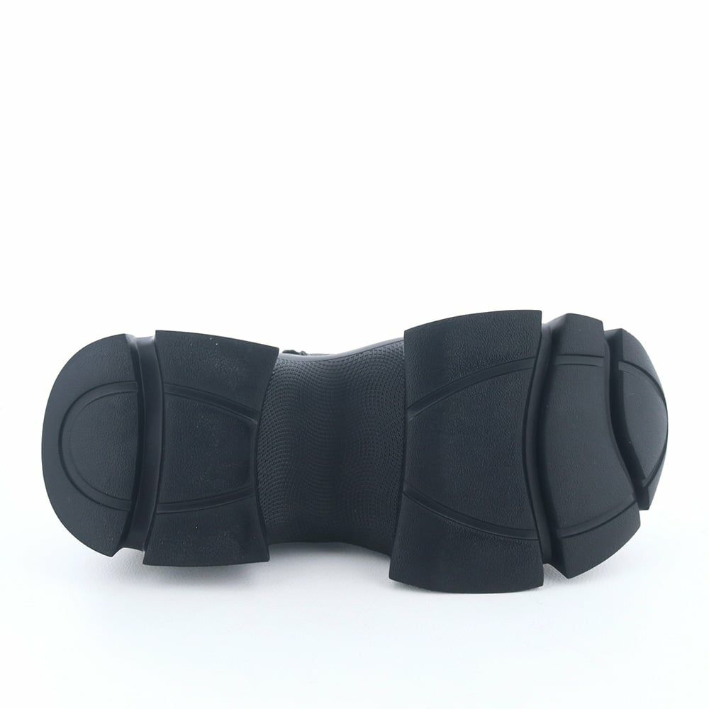 ソール全体に厚みがあり傾斜は3.0cmほど