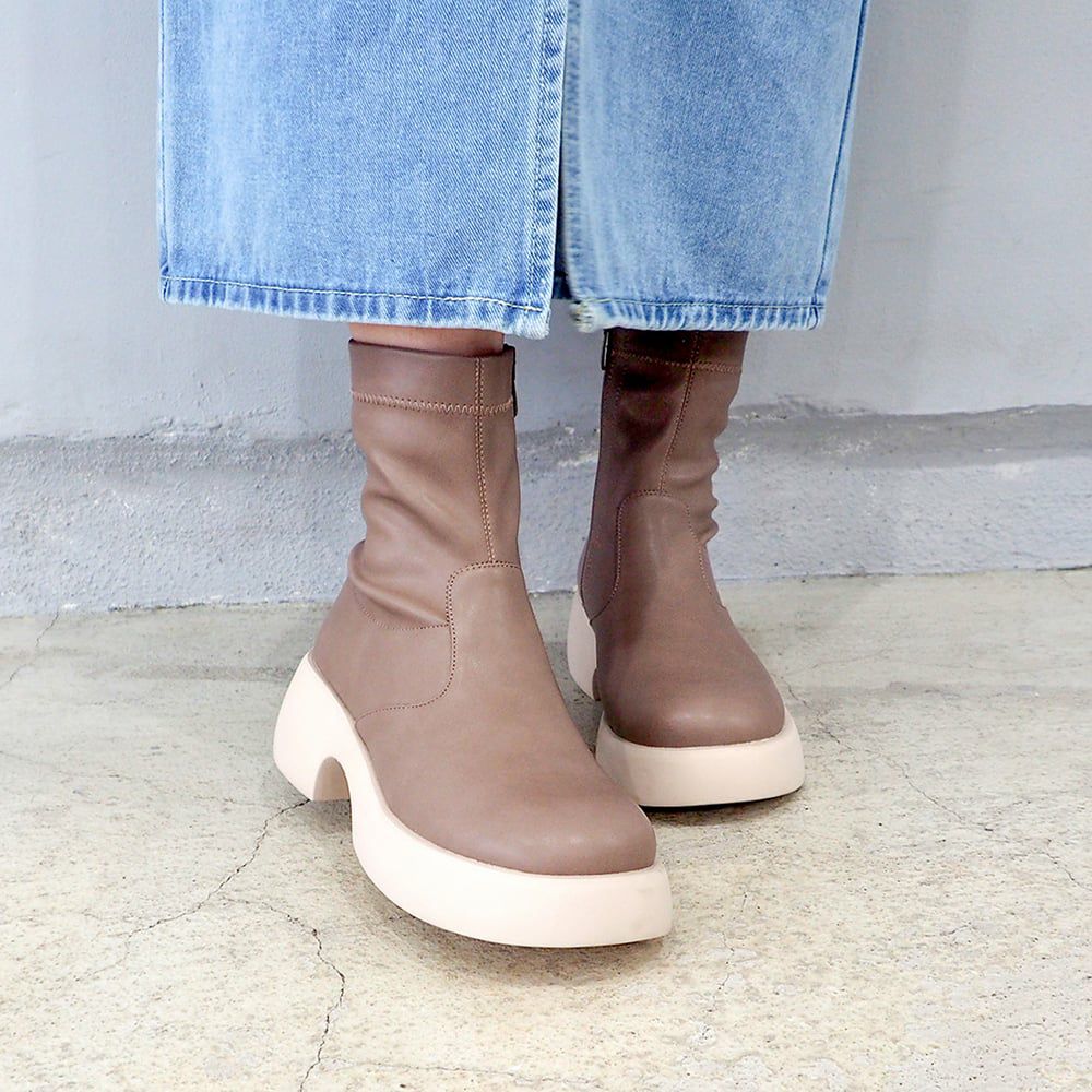 ダークベージュ