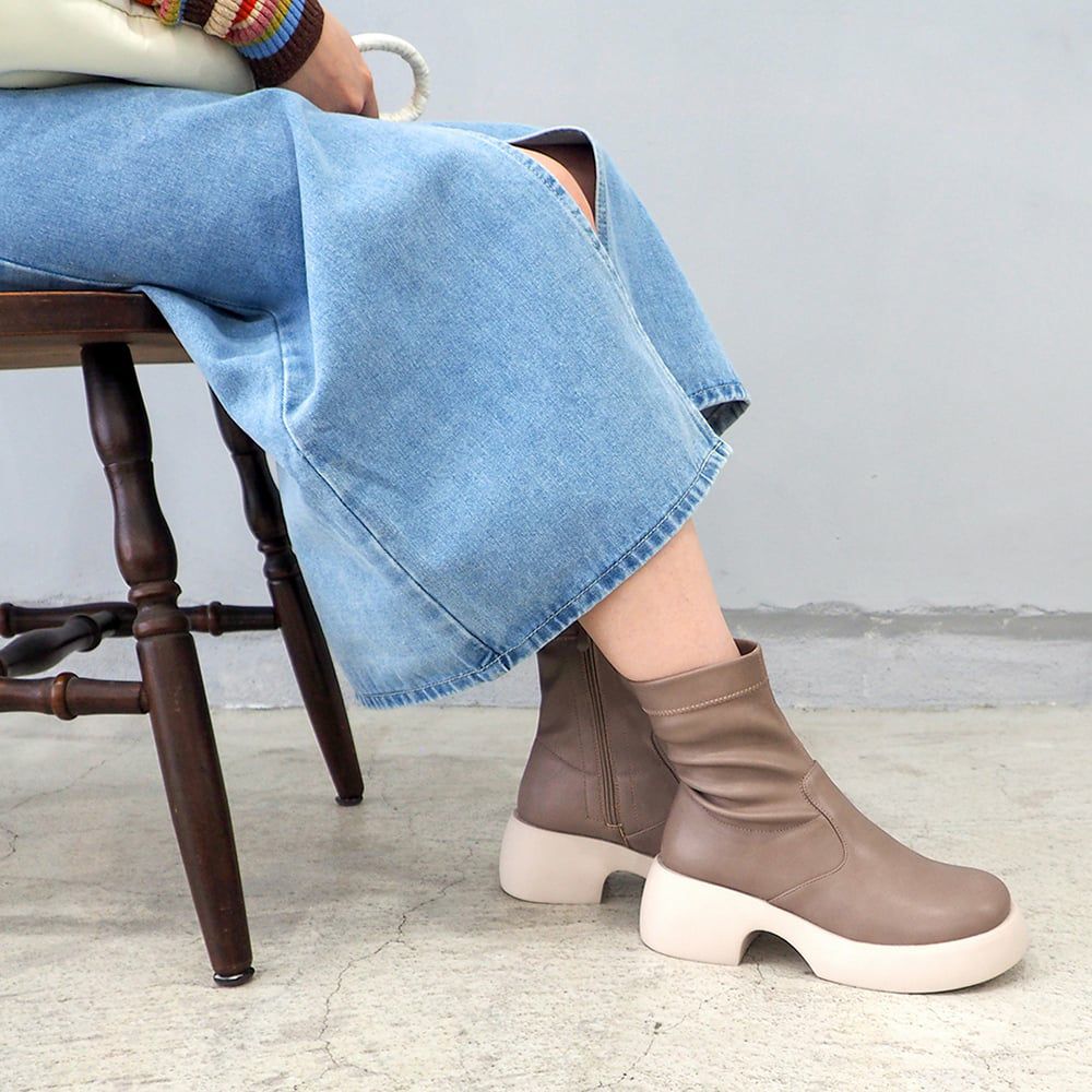 ダークベージュ