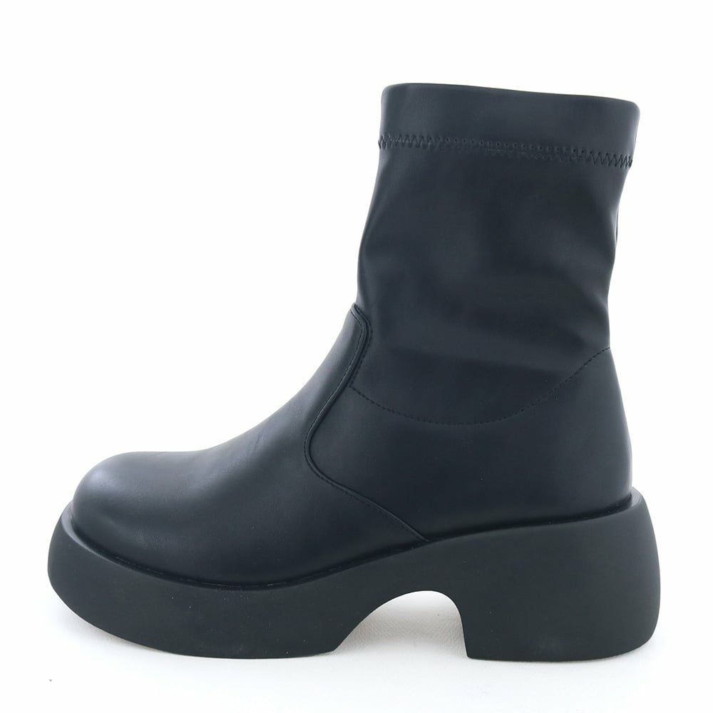 ミニマルデザインで幅広くコーデできそうなストレッチブーツ