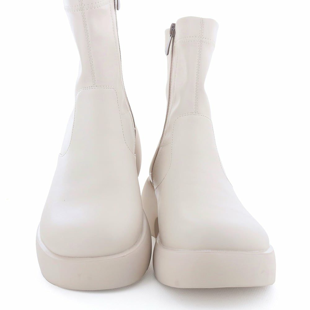 丸みのあるボリュームソールが足元に存在感をプラスします