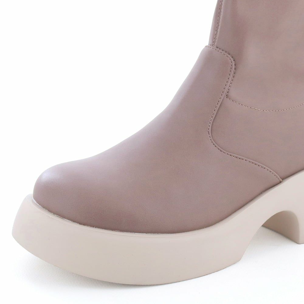 ぽってりとしたトゥライン。ほんのりレトロなオブリークトゥ