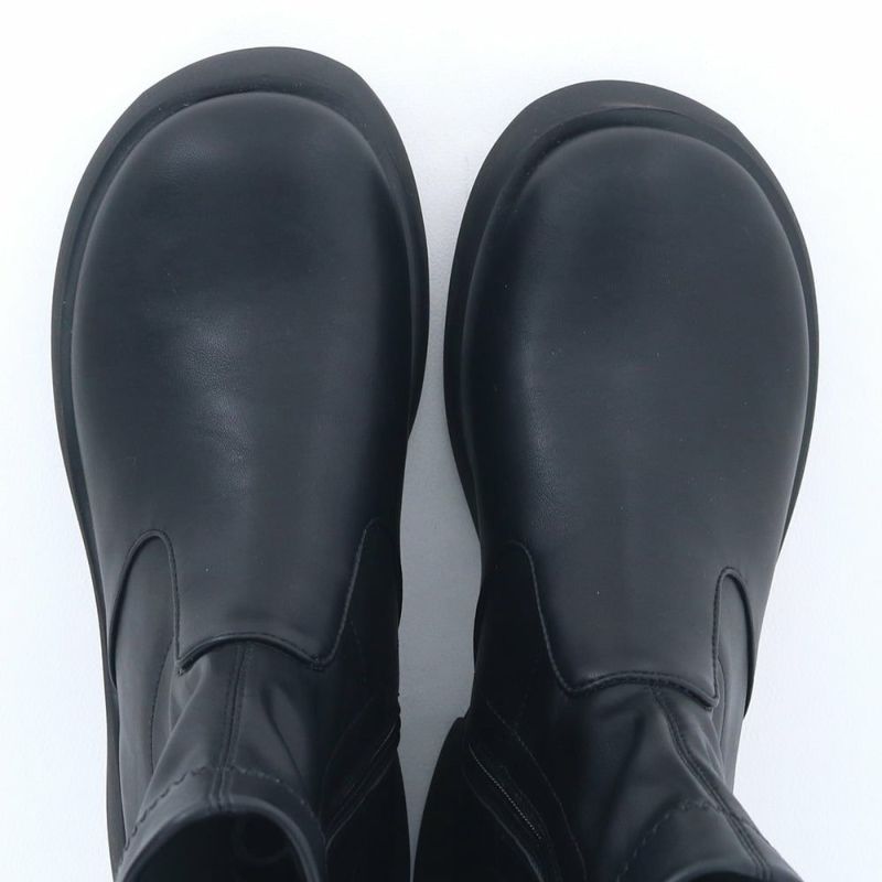 幅広オブリークで指先を締め付けない。ストレスのない履き心地です