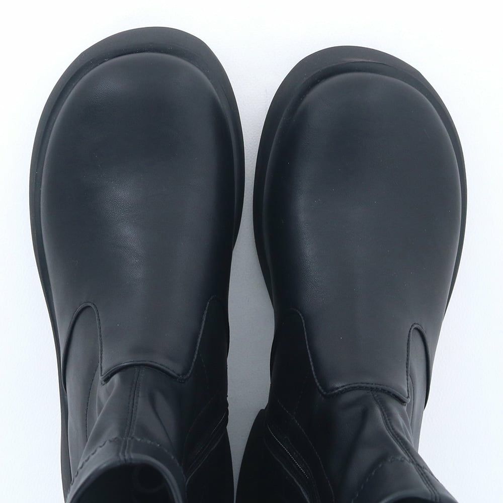 幅広オブリークで指先を締め付けない。ストレスのない履き心地です