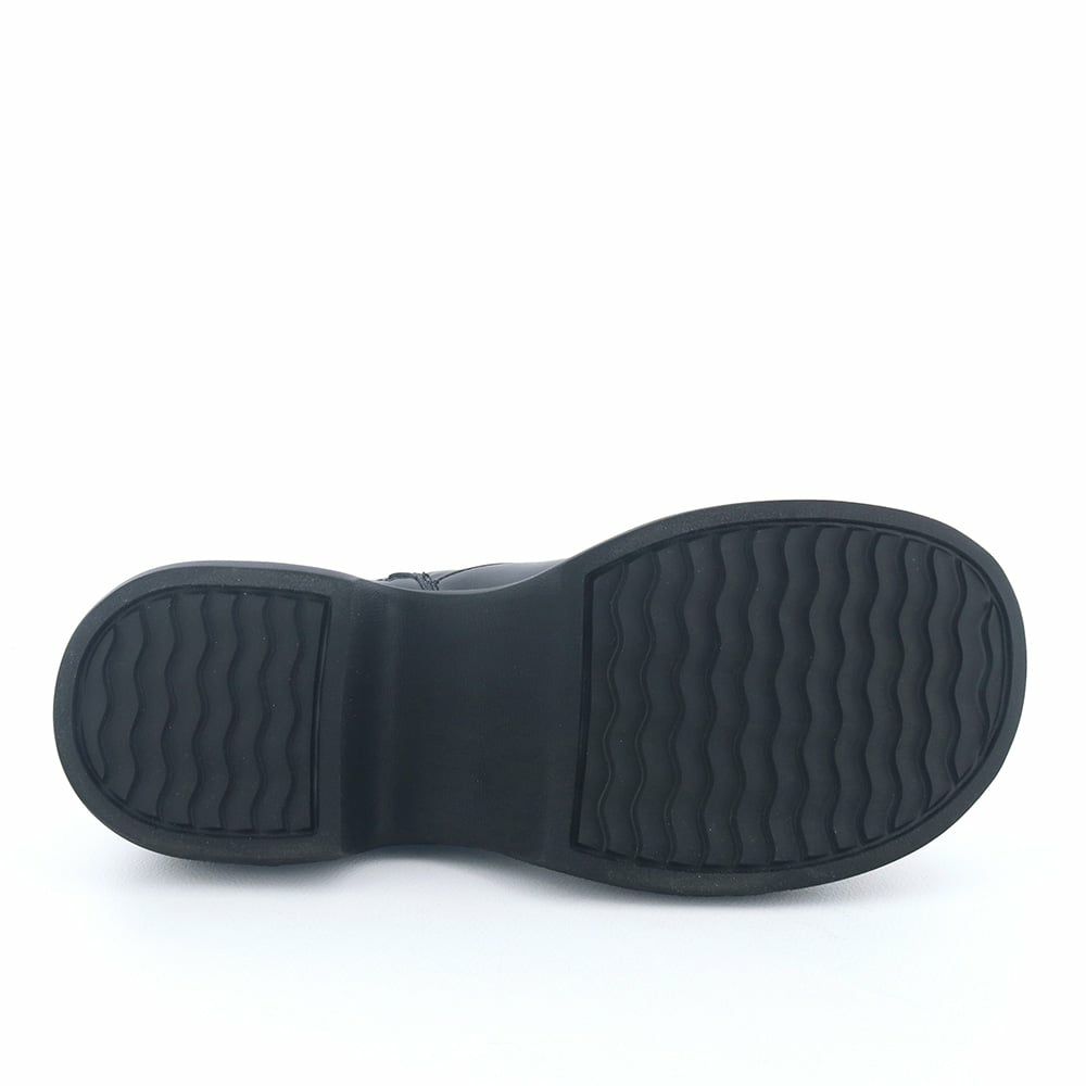 ソール全体に厚みがあり傾斜は3.0cmほど