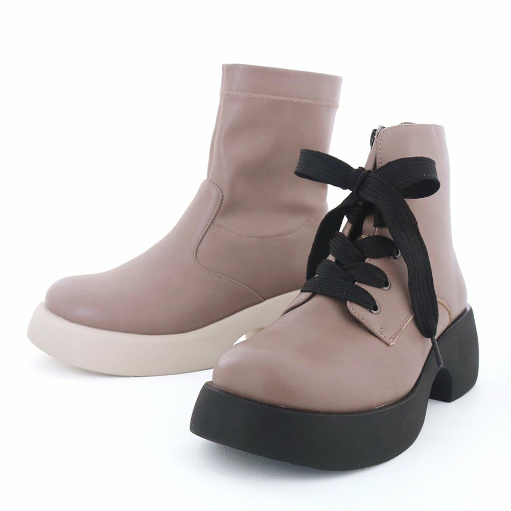 同じソールを使ったレースアップブーツもあります