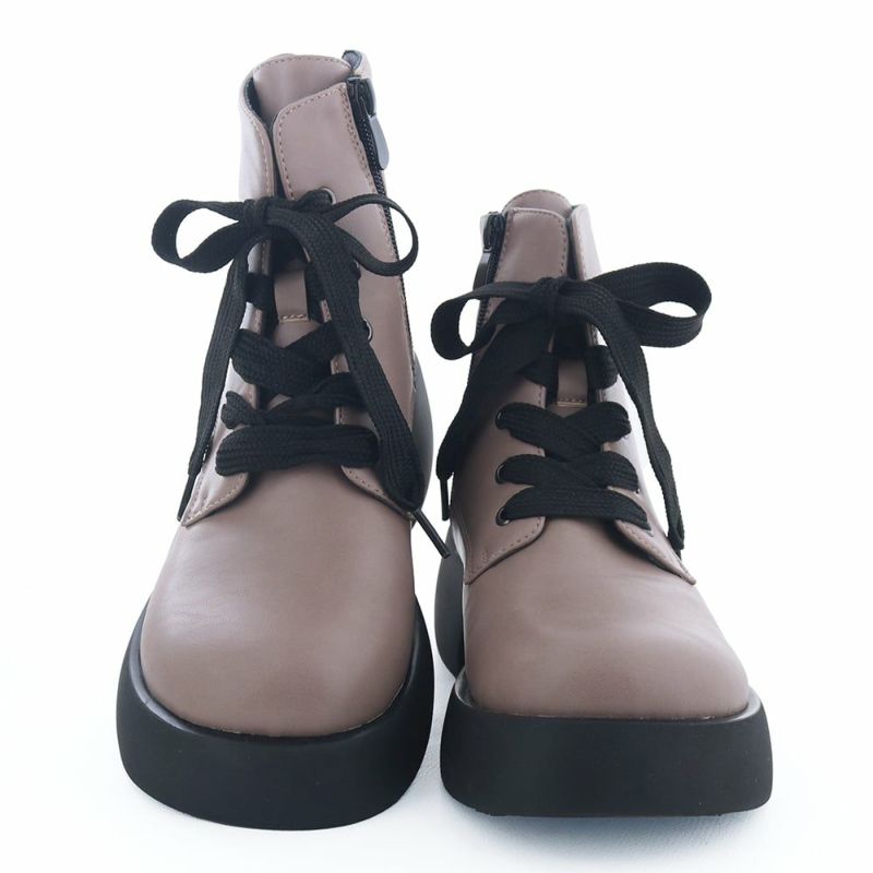 丸みのある可愛らしいフォルムも黒締めの配色でモード感をプラス