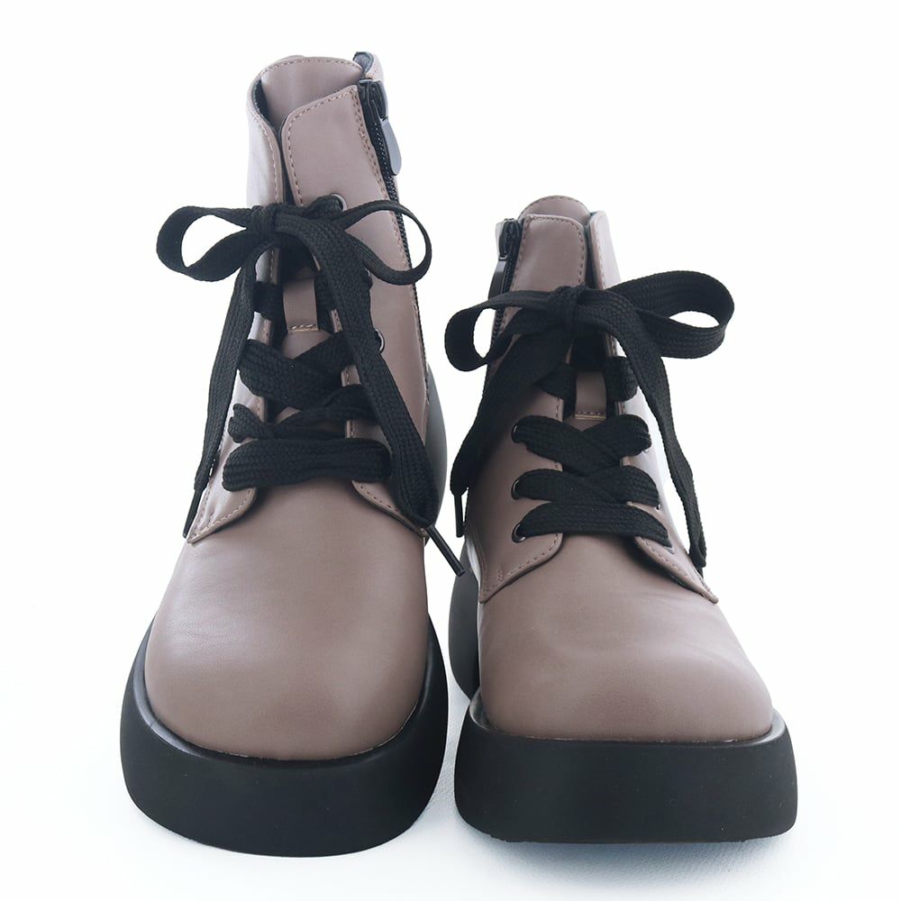 丸みのある可愛らしいフォルムも黒締めの配色でモード感をプラス