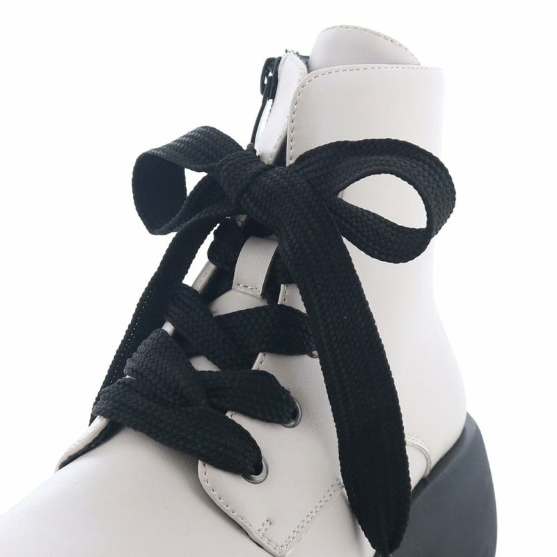 太めの平紐がリボンのよう。バレエコアなムードも漂います