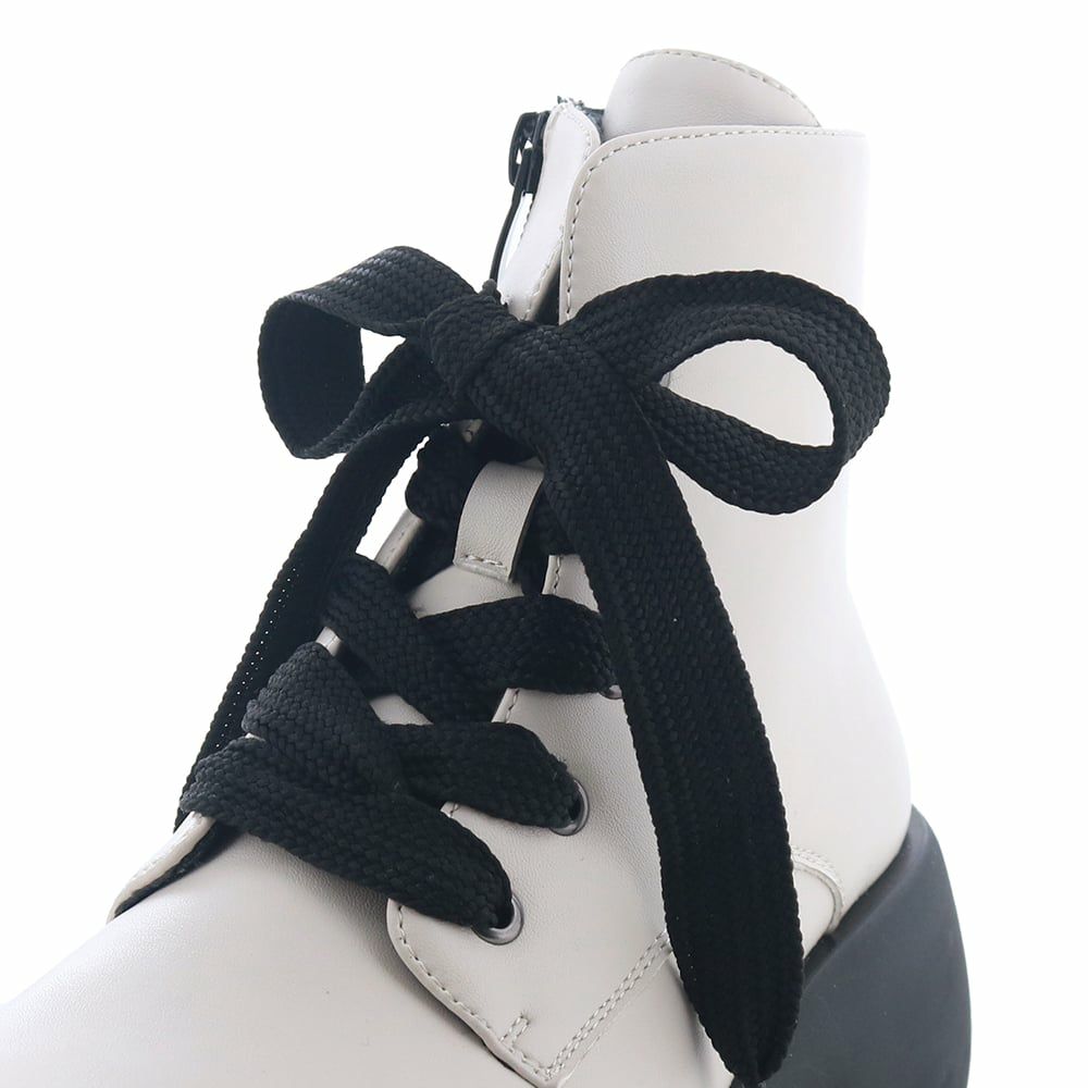 太めの平紐がリボンのよう。バレエコアなムードも漂います