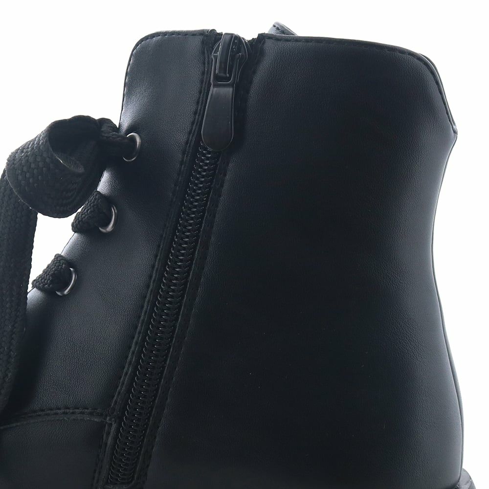 内ファスナー付き。持ち手が大きめで引っ張りやすいのも◎