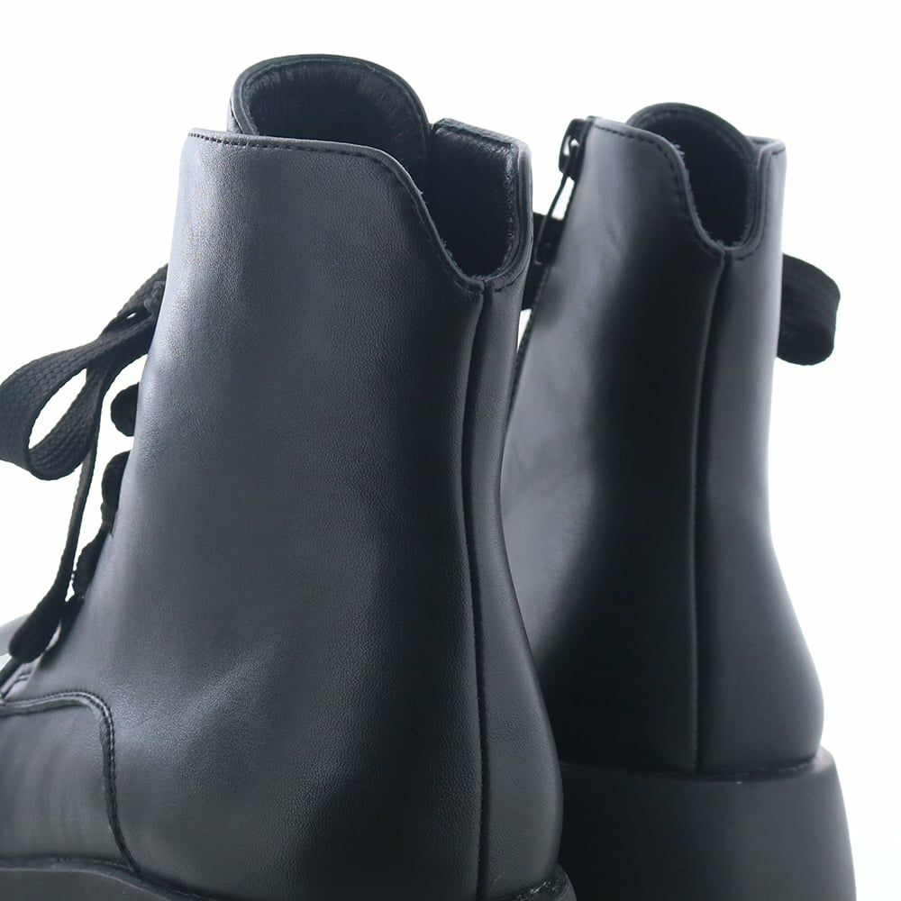 後姿のアクセントにもなるVカット。足も動かしやすい