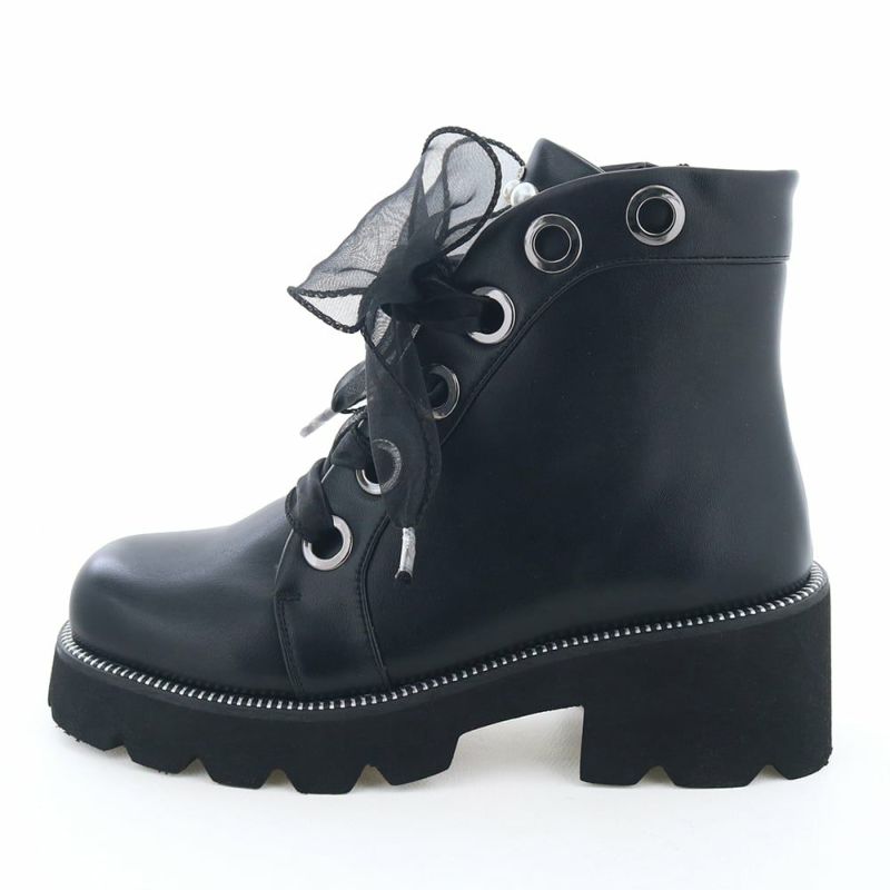 ガーリーな要素を詰め込んだコーデの主役になるブーツ