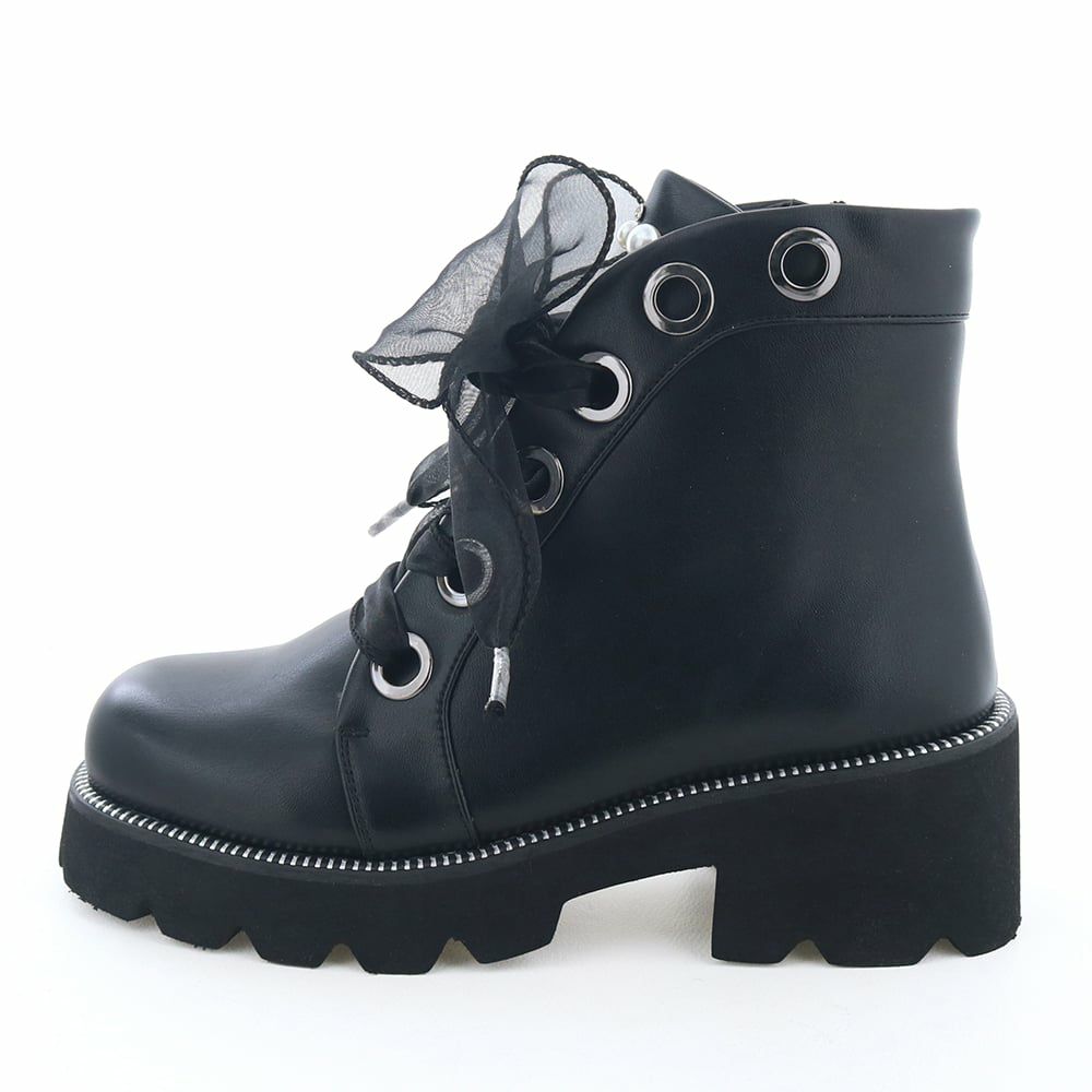 ガーリーな要素を詰め込んだコーデの主役になるブーツ