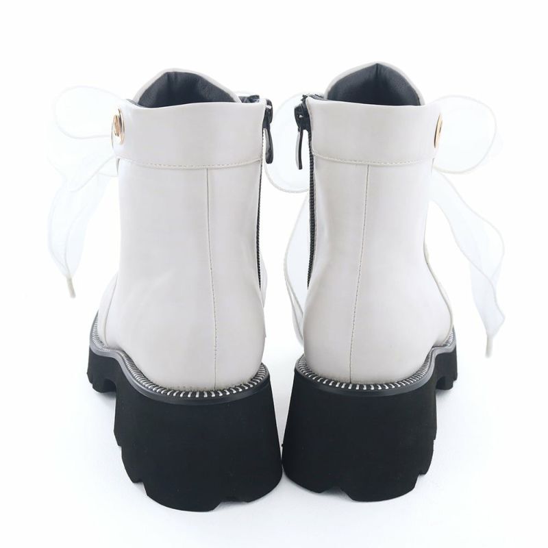 履きやすさも忘れずに。ソールは軽量で一日履いても疲れません