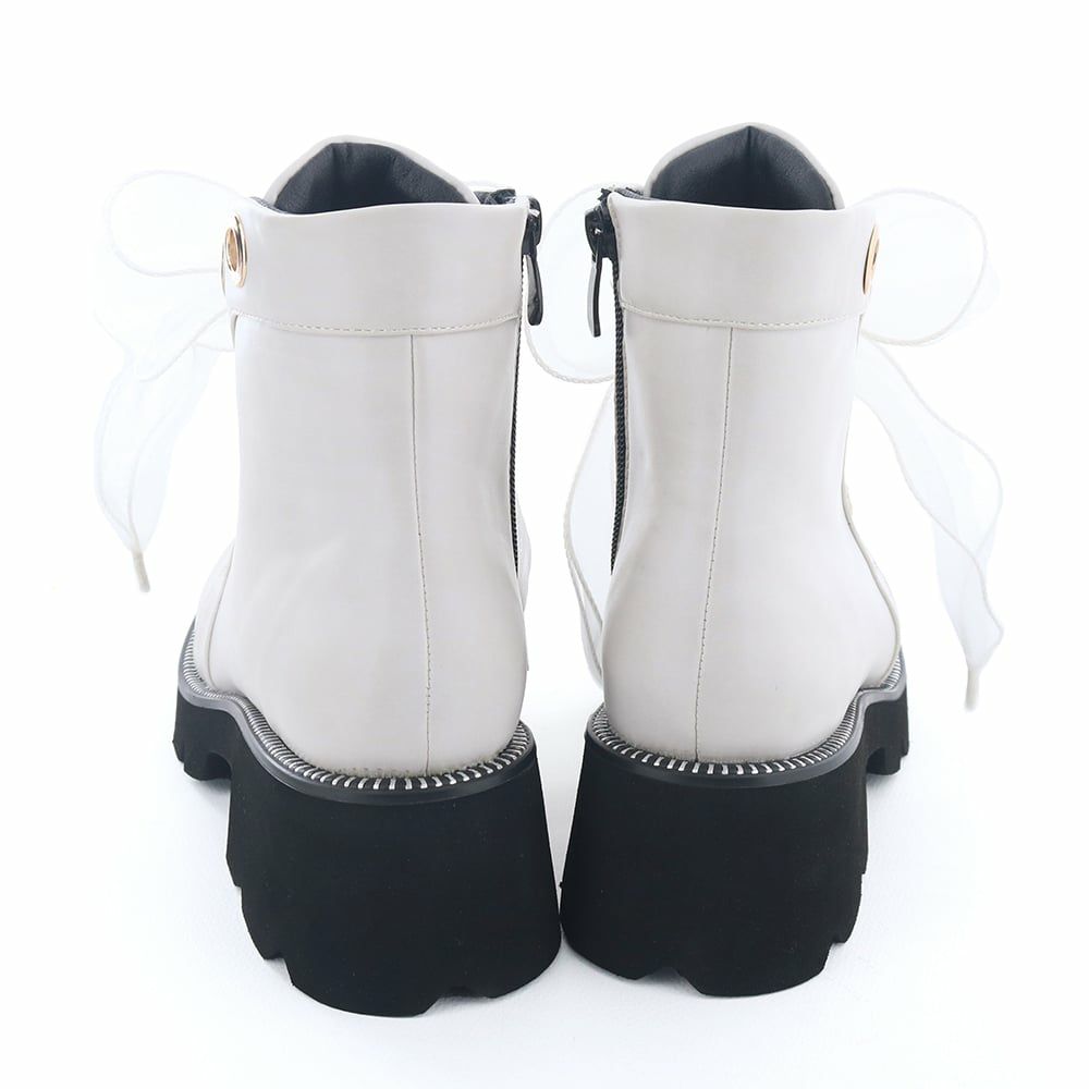 履きやすさも忘れずに。ソールは軽量で一日履いても疲れません