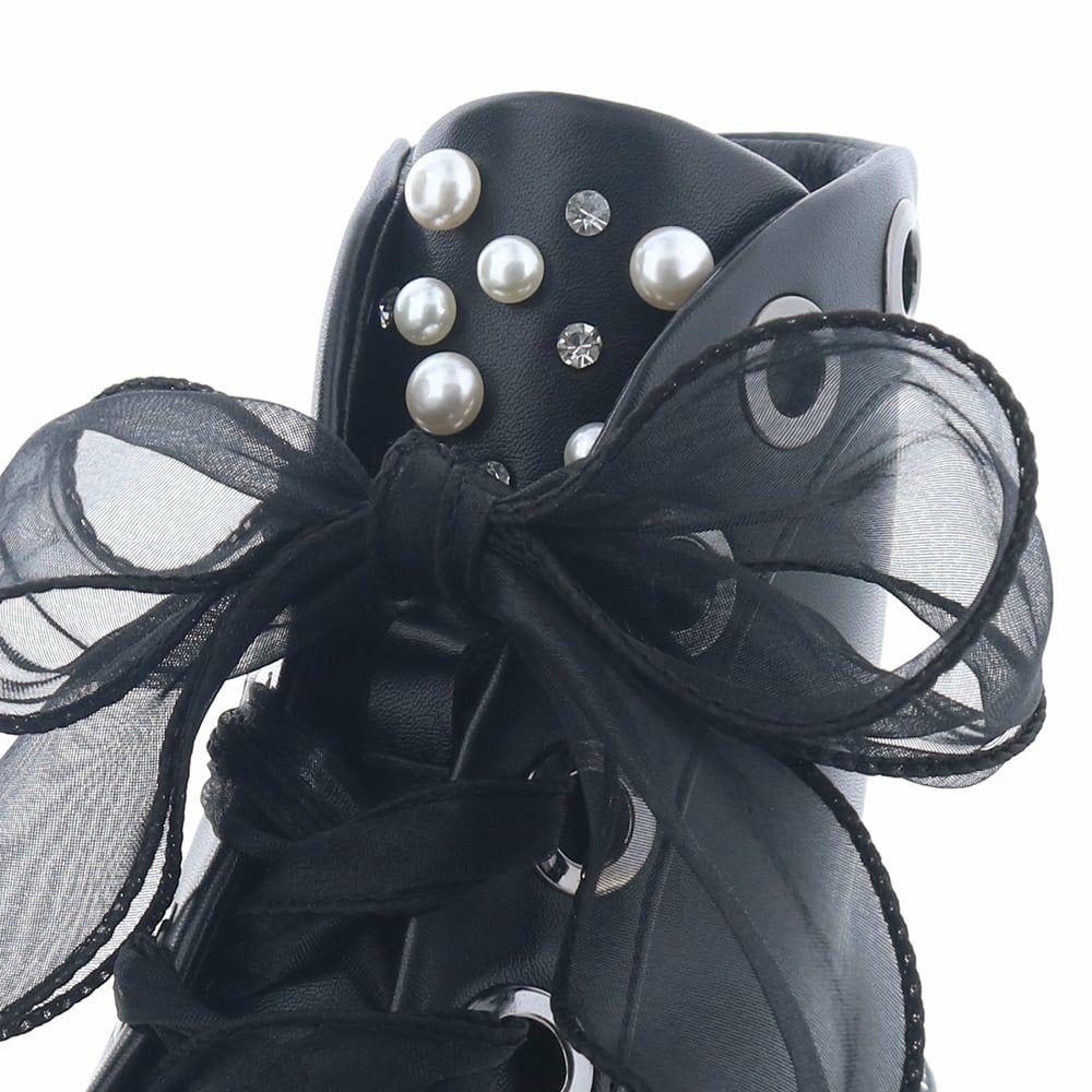 足元を彩るパールやビジュー飾りでコーデが高見えします