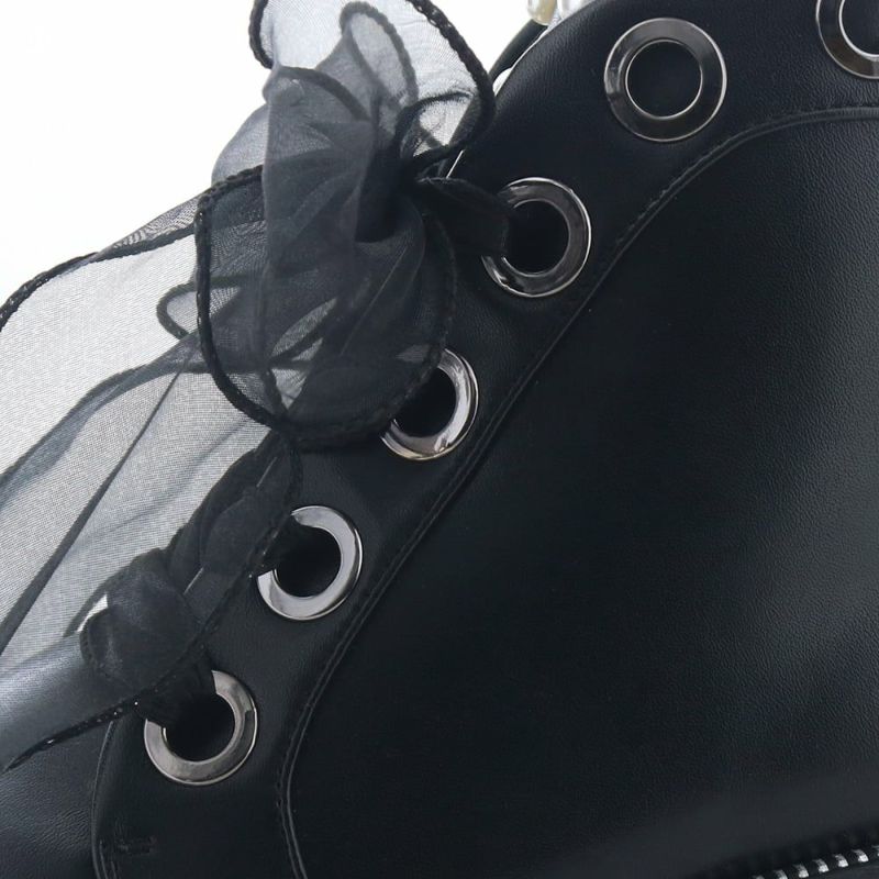 大きなリング状のハトメもポイントです