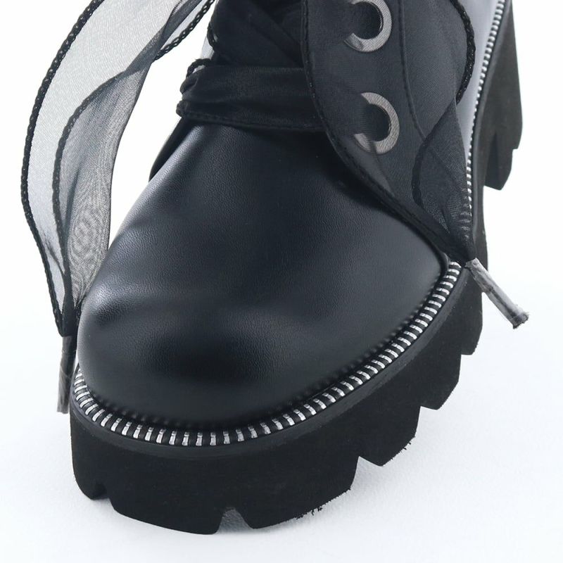 押し縁のメタルもあいまって、可愛いだけじゃない甘辛MIXな佇まいに