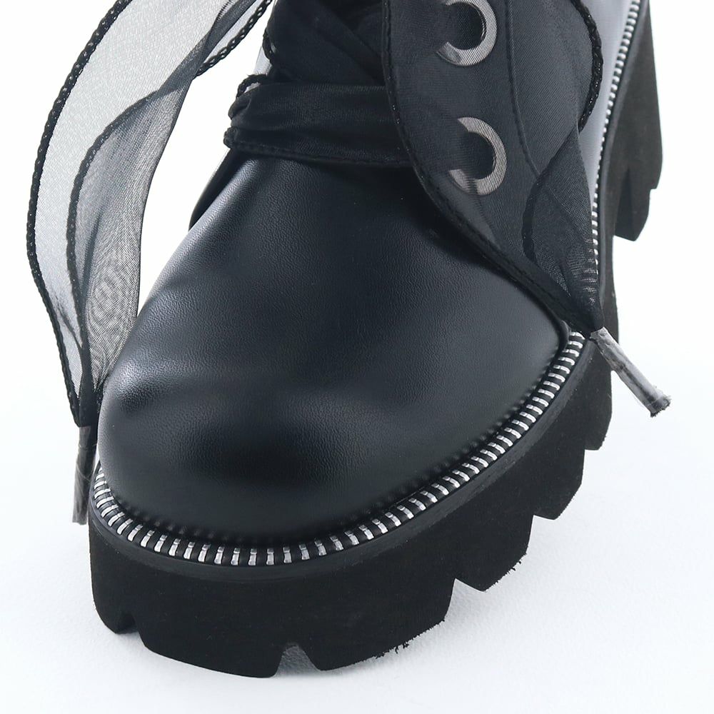 押し縁のメタルもあいまって、可愛いだけじゃない甘辛MIXな佇まいに