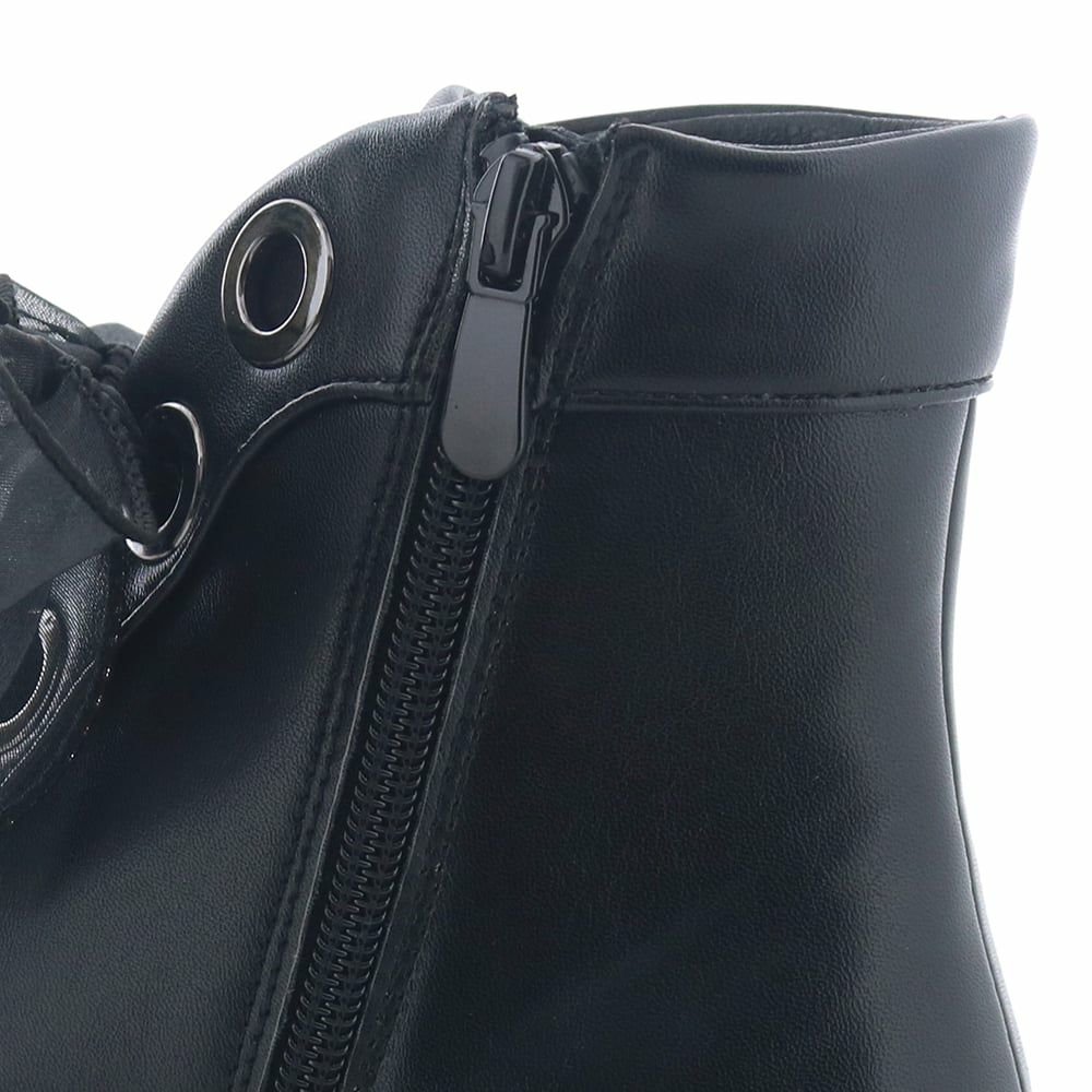 ファスナーの持ち手は大きめで摘まみやすい。さり気ない気づかいが嬉しい