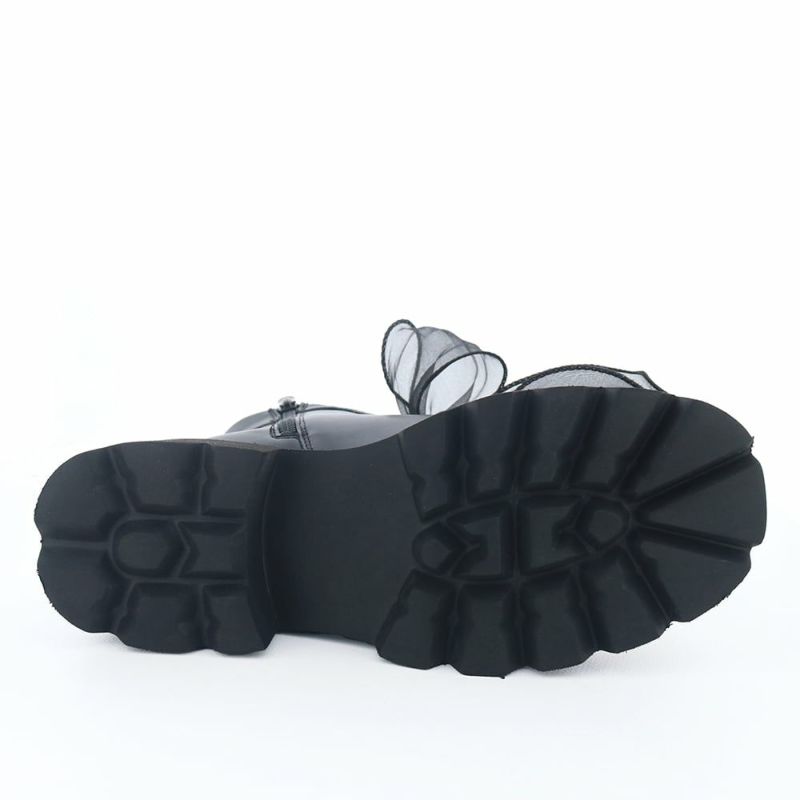 ソール全体に厚みがあり傾斜は2.5cmほどです