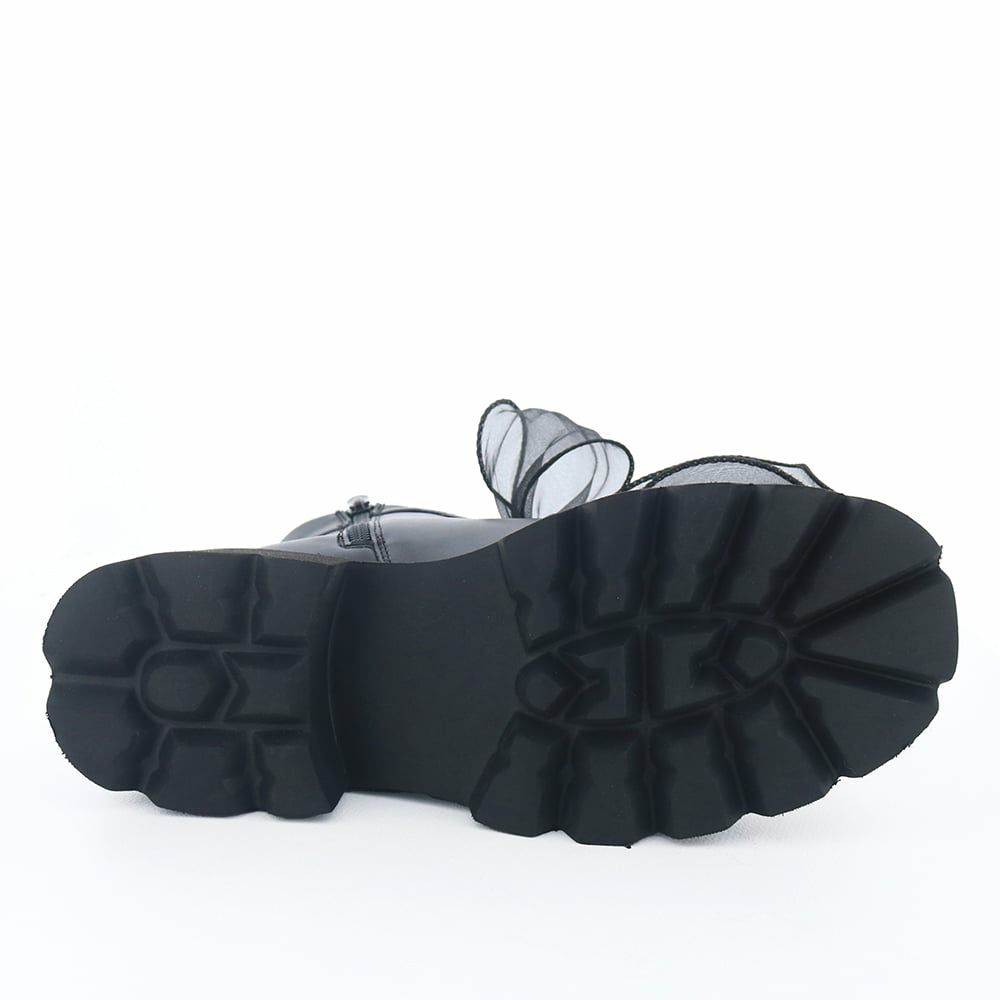 ソール全体に厚みがあり傾斜は2.5cmほどです