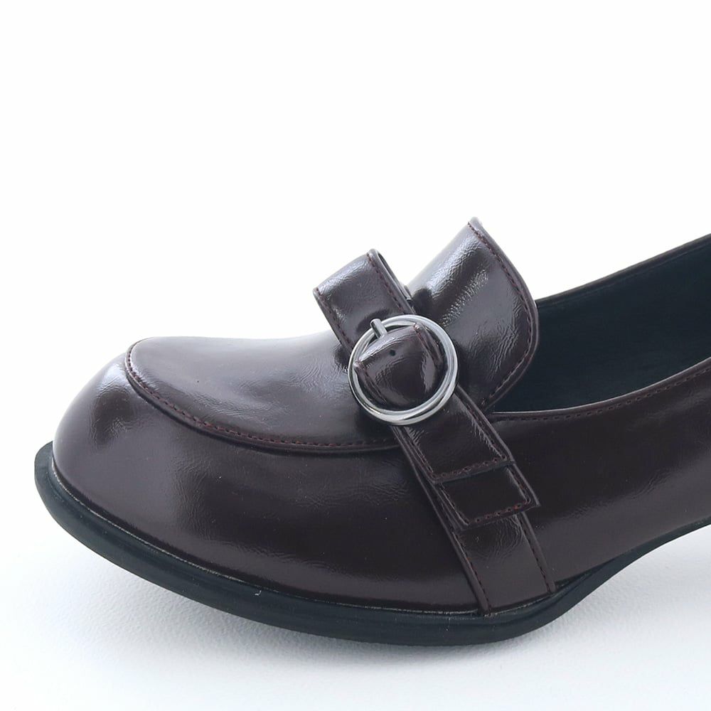 丸すぎないおでこトゥがほんのりモードな佇まい