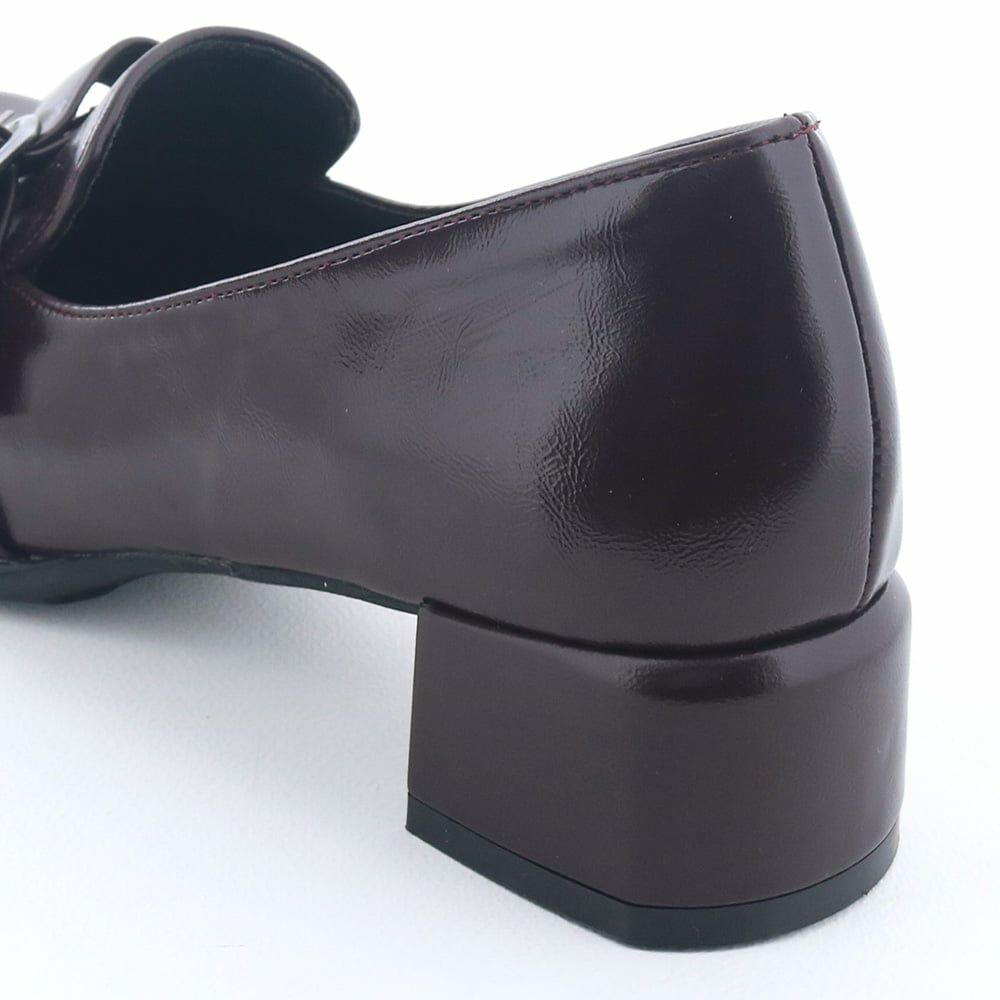 ころりとしたフォルムのヒールも個性的