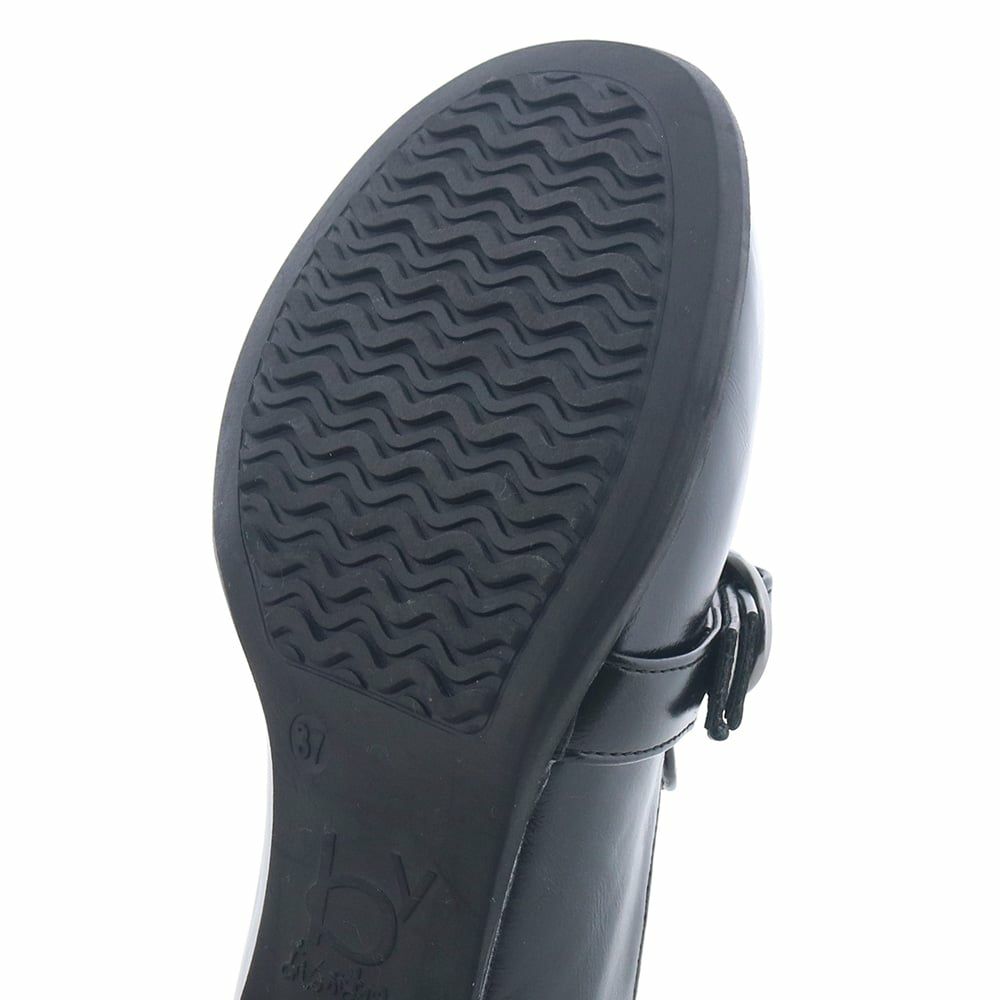 前底モールドが着地時の衝撃を和らげてくれます