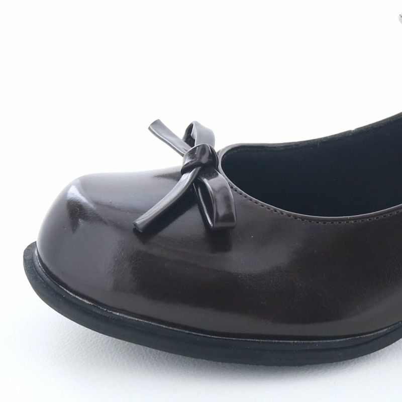 丸すぎない、エッジの効いたおでこトゥでほんのりモードな佇まい