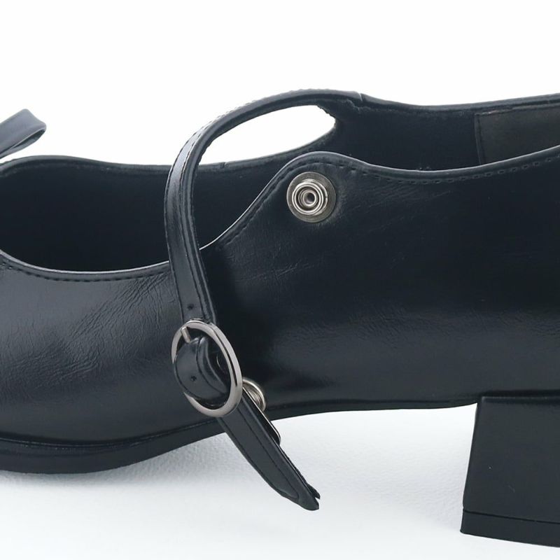 甲をしっかりホールドしてくれるストラップデザイン