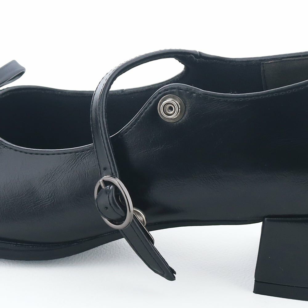 甲をしっかりホールドしてくれるストラップデザイン