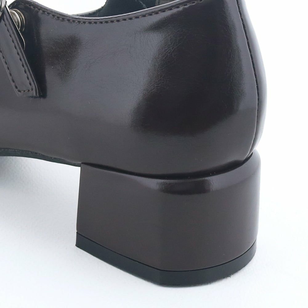 ころりとしたフォルムのヒールが個性的