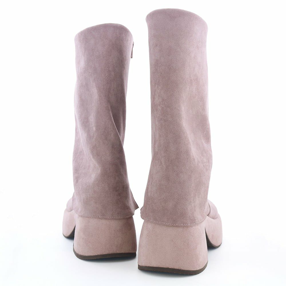 トレンドのミニ丈ボトムとの相性抜群。Y2Kスタイルにマストなアイテムです