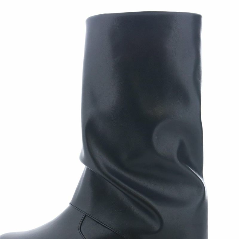 ゆったり太めのシャフトで足のラインも気にならない