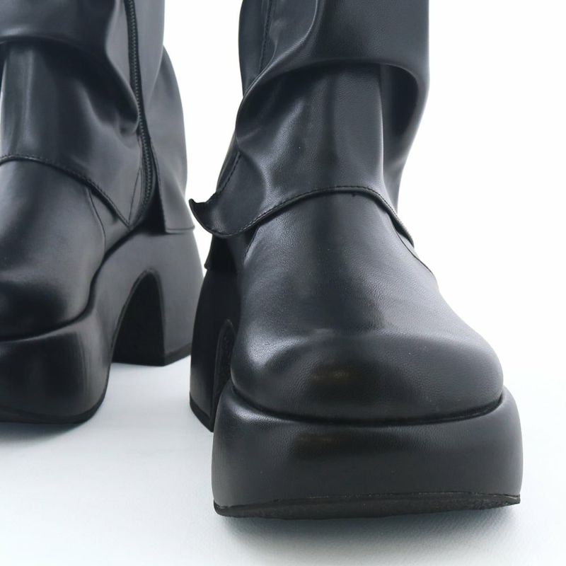 末広がりのハの字ソールが存在感たっぷりです