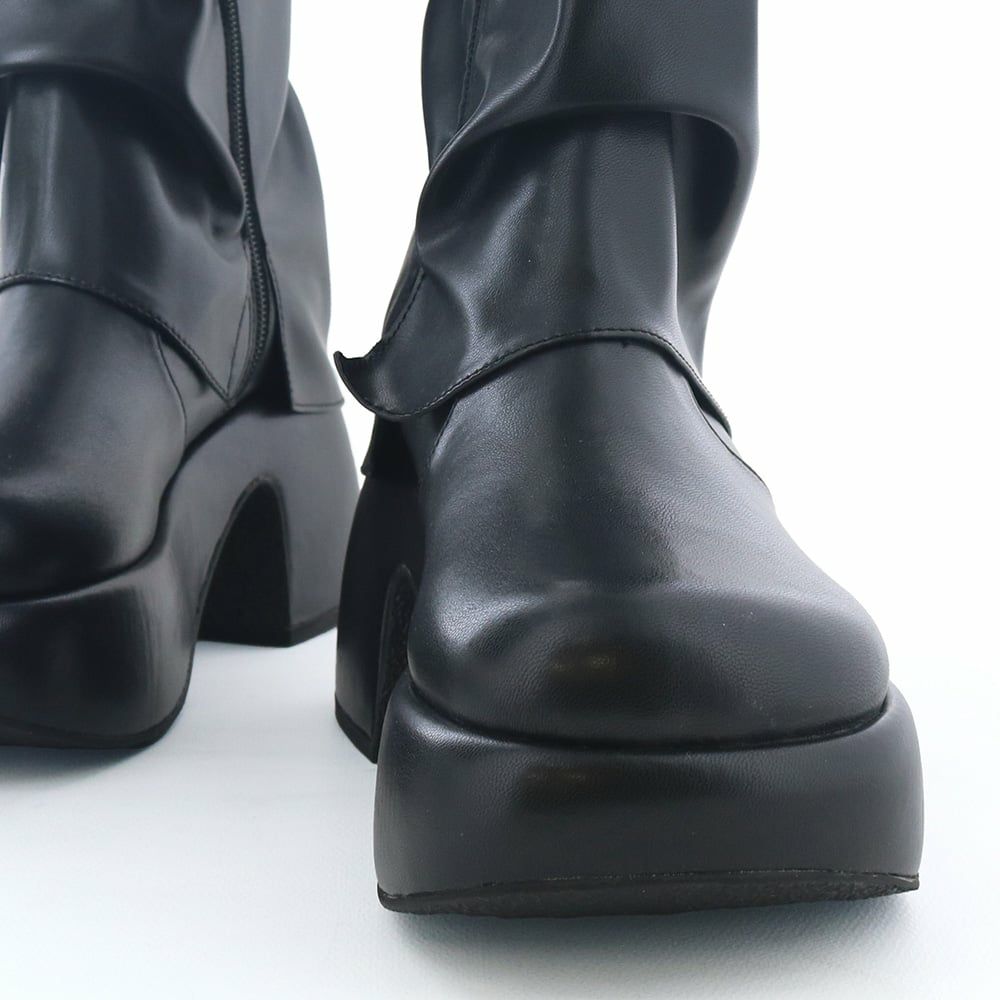 末広がりのハの字ソールが存在感たっぷりです