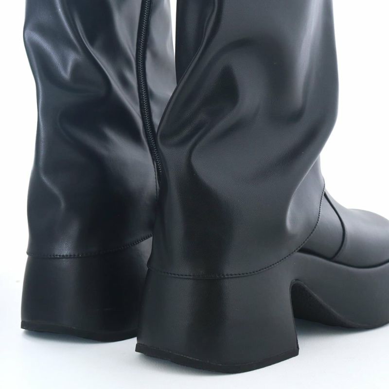 ヒールが太く安定感があるのでヒール初心者さんも安心