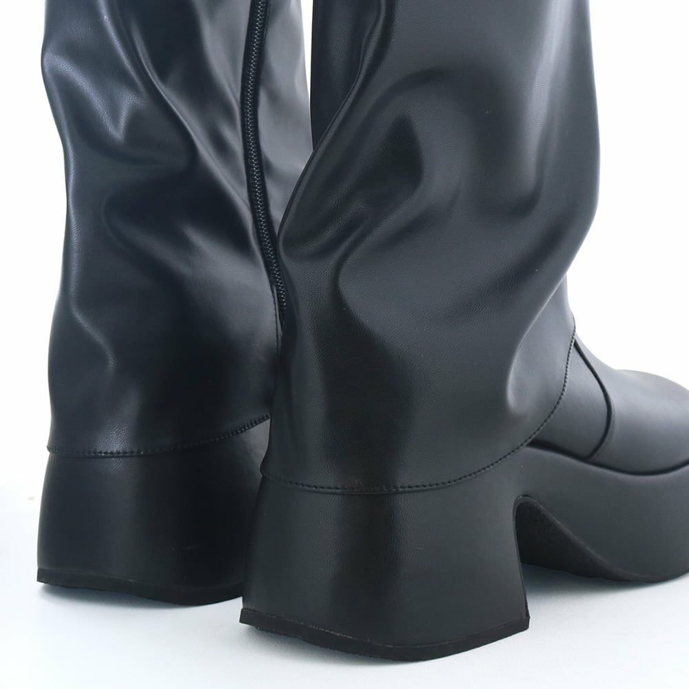 ヒールが太く安定感があるのでヒール初心者さんも安心