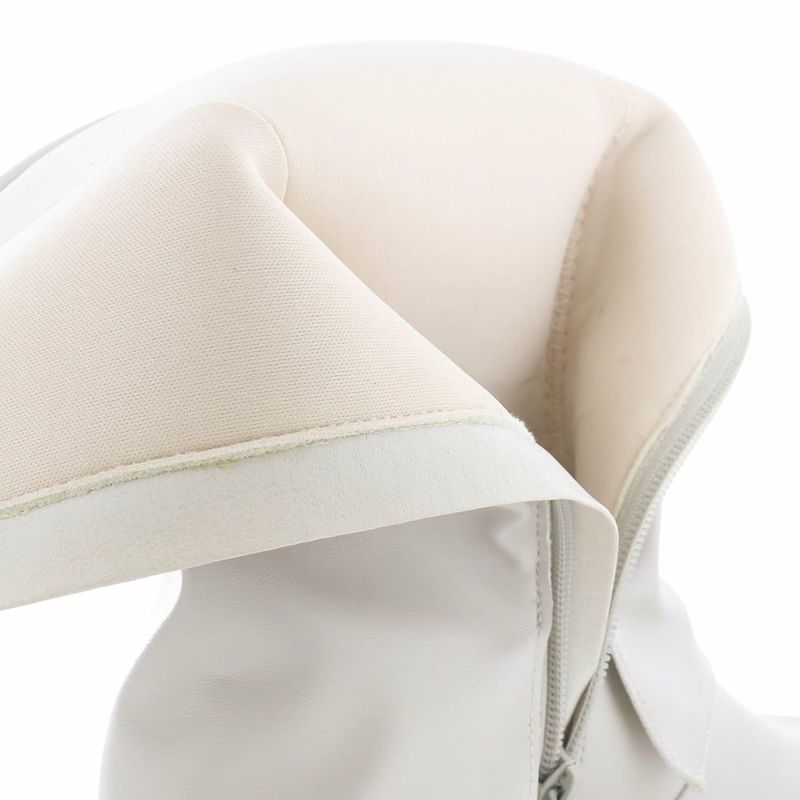 裏地はスポンジ入りのふっくら生地。足あたりがソフトです