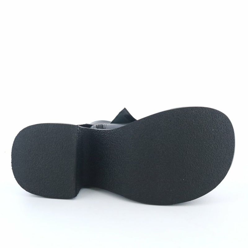 ソール全体に厚みがあり傾斜は4.0cmほど