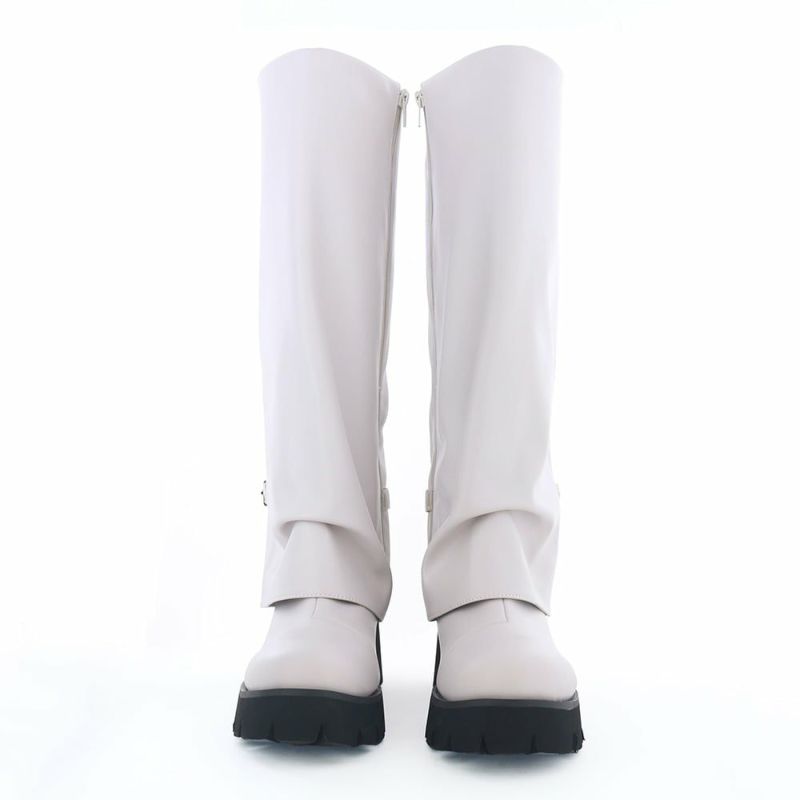 ミニボトムと合わせてY2Kスタイルに合わせるのが今どき