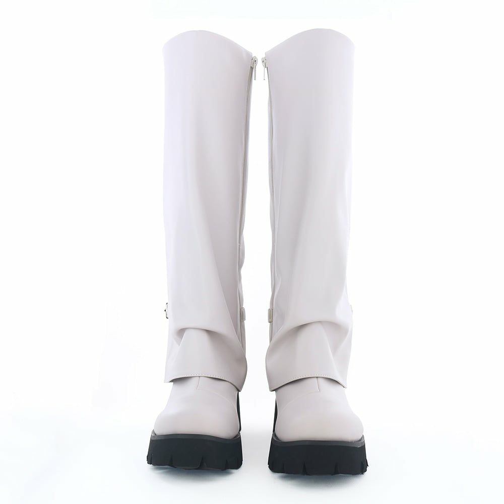 ミニボトムと合わせてY2Kスタイルに合わせるのが今どき