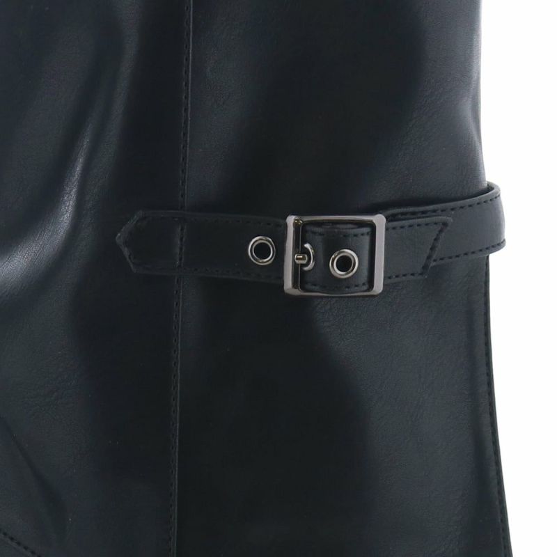 小さな飾りベルトがさり気ないアクセントに