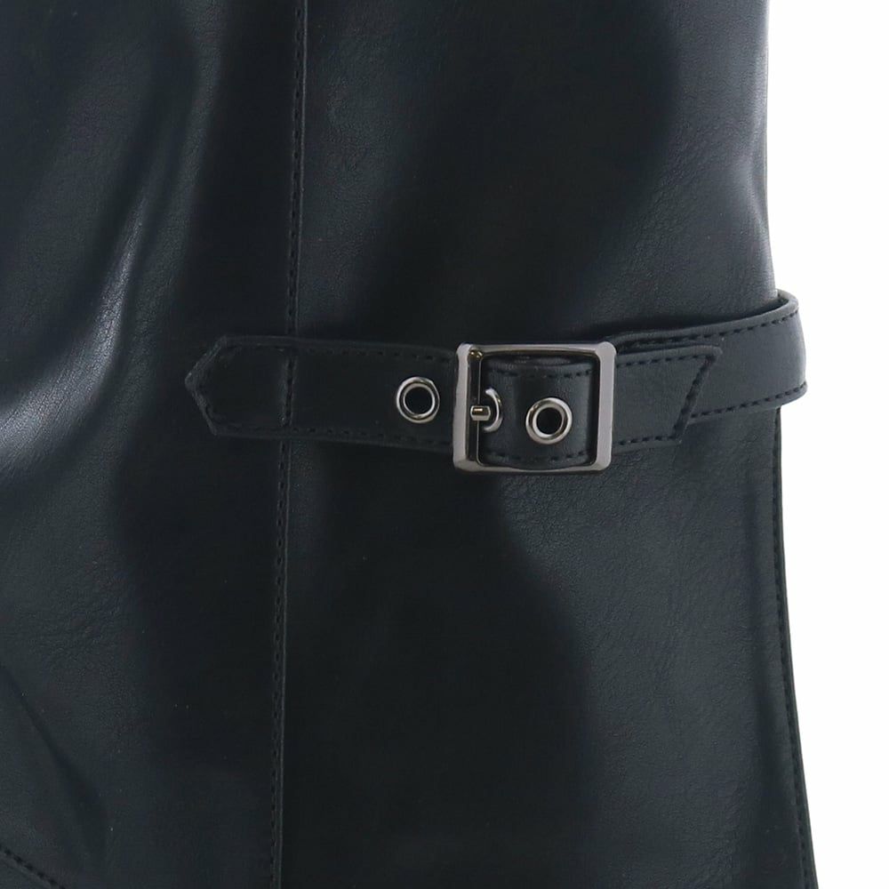 小さな飾りベルトがさり気ないアクセントに