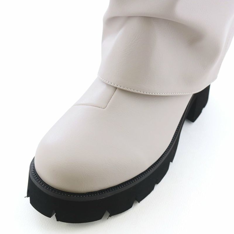 押し縁にあしらったメタル飾りもポイント