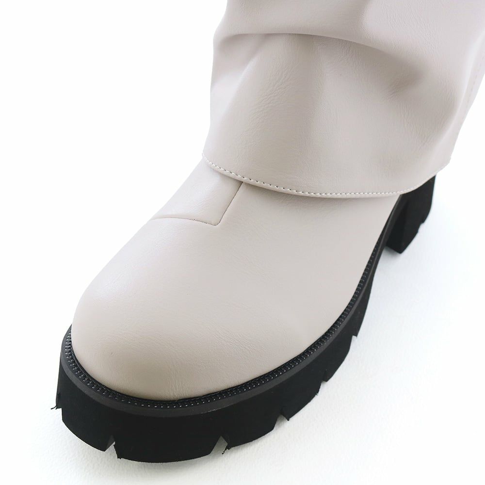 押し縁にあしらったメタル飾りもポイント