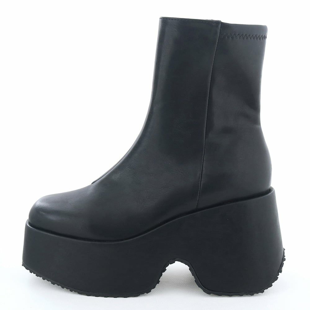 装飾のないシンプルな厚底ブーツ